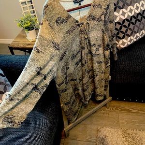Light weight camo design sweater